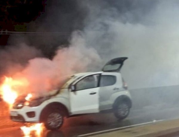 Veículo pega fogo na Rodovia Duca Serra e mobiliza Corpo de Bombeiros